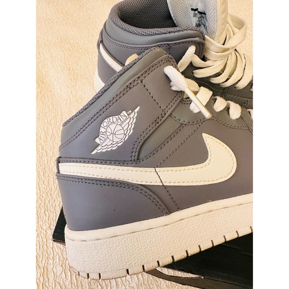 Retro Nike Air Jordan Sneakers 1 Mid BG Cool Grey 2017 Size 4.5 Youth / 6 Women - Picture 9 of 13